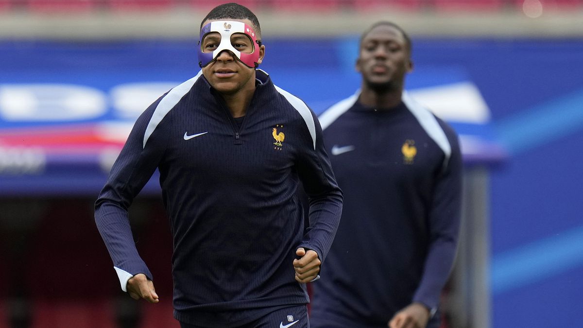 Mbappe'nin Fransa bayraklı maskesi yasaklandı