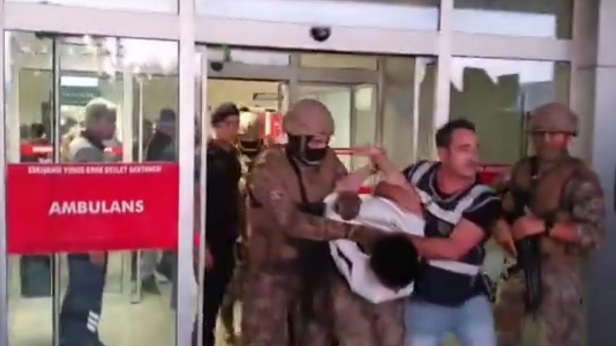 Eskişehir'de Nazi amblemli saldırgan 5 kişiyi bıçaklayarak saldırı anını canlı yayınladı.