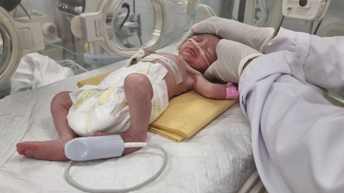 İsrail'in Gazze'ye saldırısında hayatını kaybeden annesinin rahminden kurtarılan bebek hayatını kaybetti.