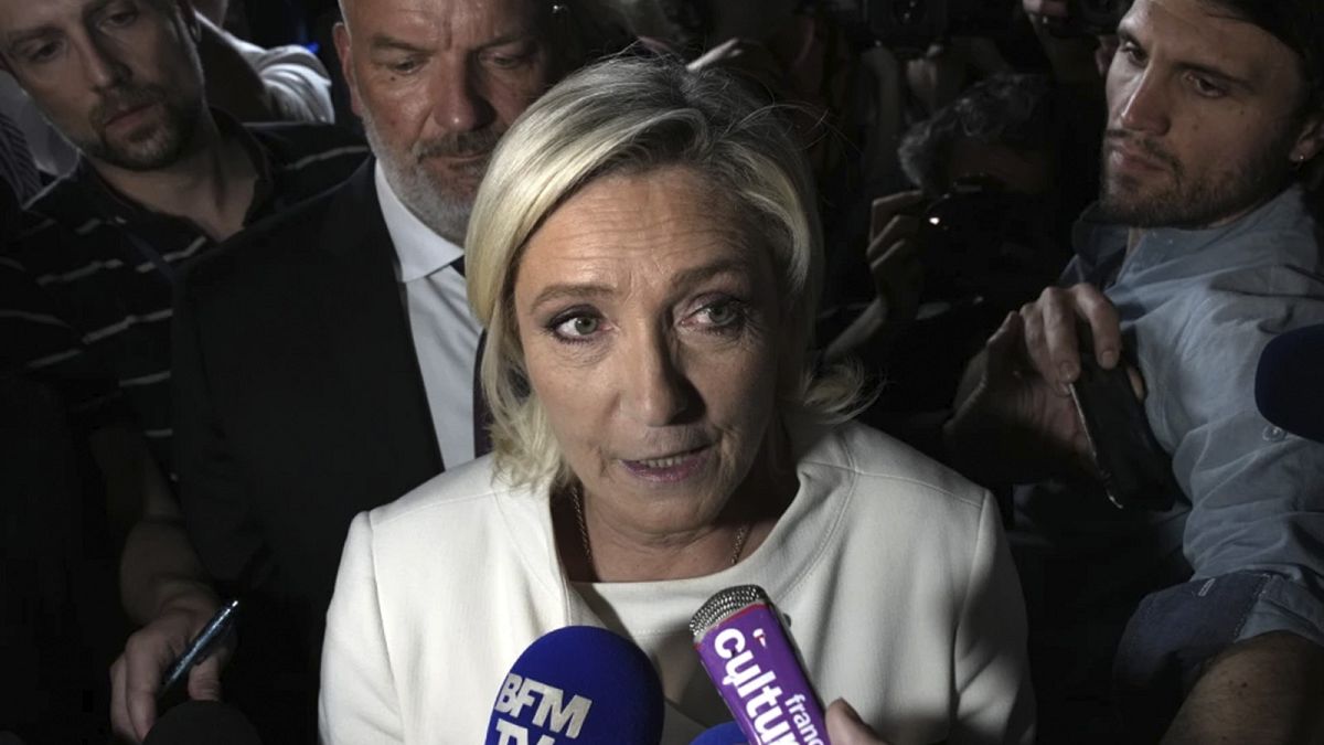 Fransa'da aşırı sağcı lider Marine Le Pen hakkında 2022 seçim kampanyası nedeniyle soruşturma başlatıldı.