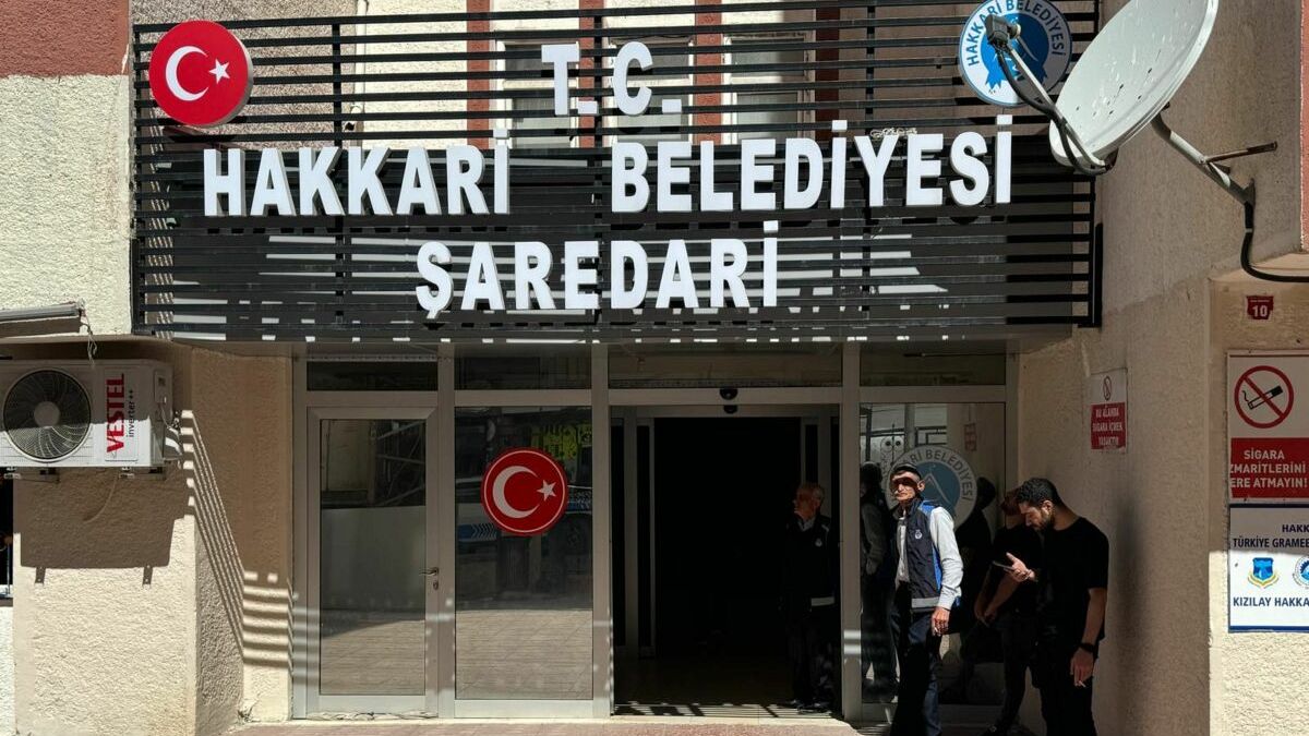 Hakkari Belediyesi Kayyumu: Mehmet Sıddık Koşuk Görevden Alındı, Yerine Vali Geldi