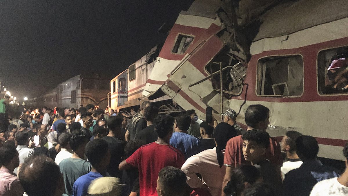 Mısır'da iki yolcu treni çarpıştı: En az 3 ölü