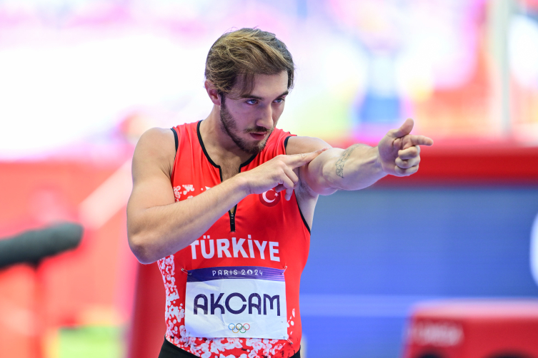 Spor sahalarının yeni keyifli pozu: Yusuf Dikeç stili