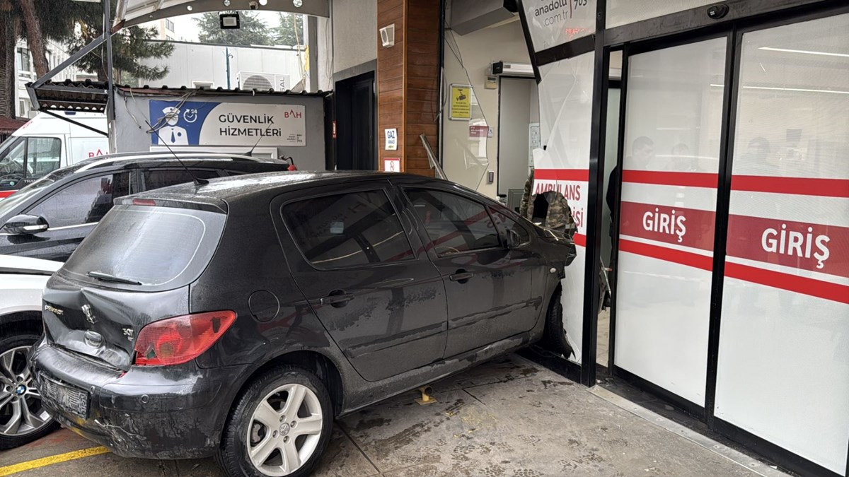 Cipin çarptığı otomobil takla atarak acil servise girdi - görsel 3
