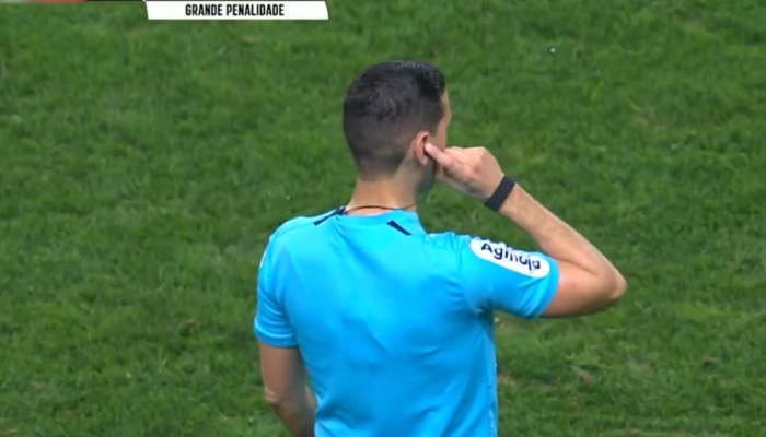 Portekiz'de benzeri görülmemiş bir olay!  Hakem penaltı kararının nedenini tribündeki mikrofonda açıkladı.