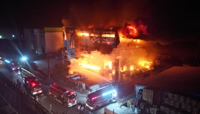 Tekirdağ'da kozmetik fabrikasında yangın! İçeriden patlama sesleri geliyor