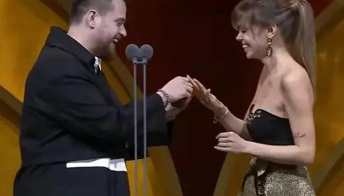 Ödül töreninde teklif etti! O gerçek ortaya çıktı! Alper Rende'nin yaptığına bakın...