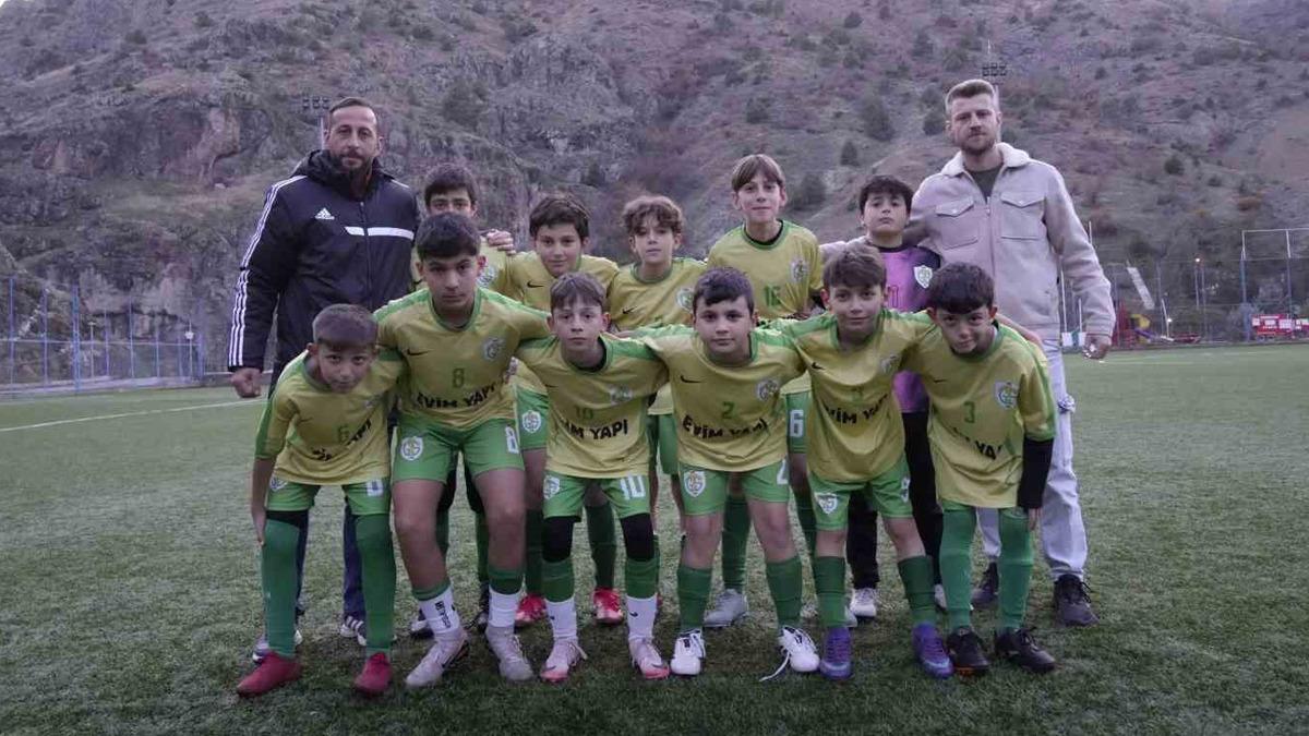 Dünyada eşi benzeri yok! Hem başkan hem antrenör hem de kaleci -