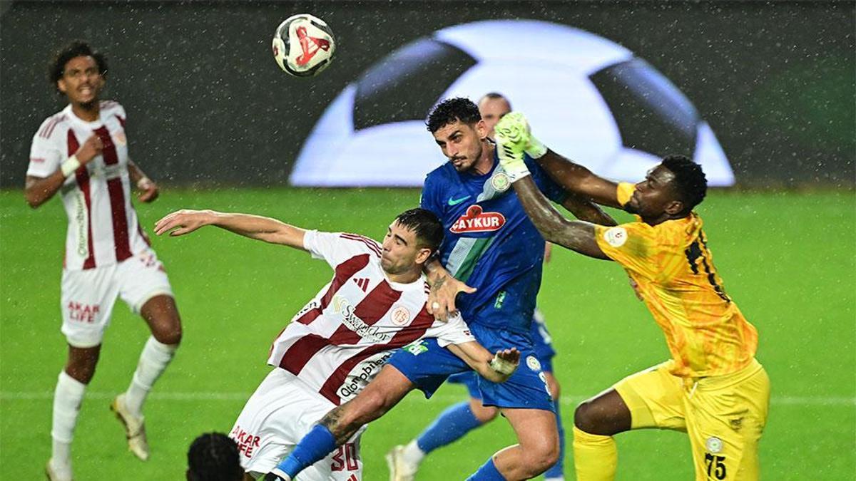 Antalyaspor - Çaykur Rizespor karşılaşmasında 7 gol 1 kırmızı kart