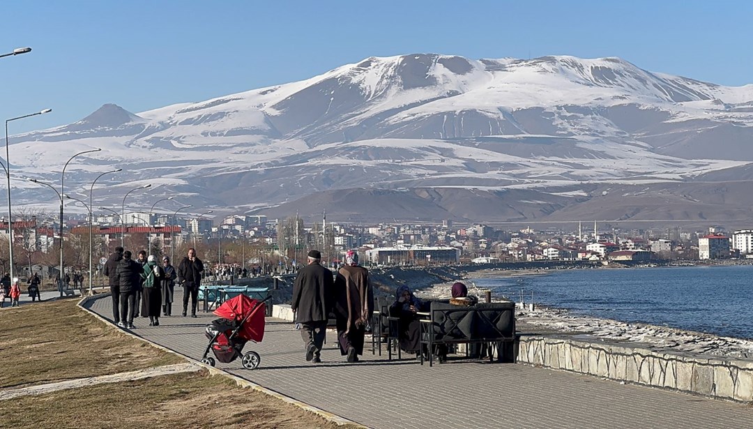 Güneşli zamanı takdir ettiler, sahilde kalabalıklaştılar - Türkiye haberlerini kırıyorlar