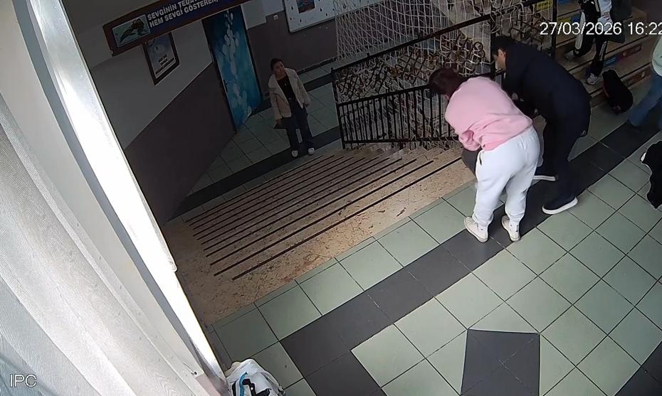 Okul Müdürü Hayat Kurtaran Heimlich Manevrasını Uyguladı