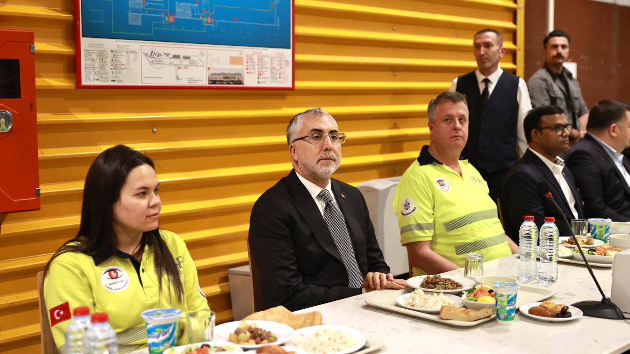 Bakan Işanhan, Iftar'da Mersin'deki liman işçileriyle tanıştı