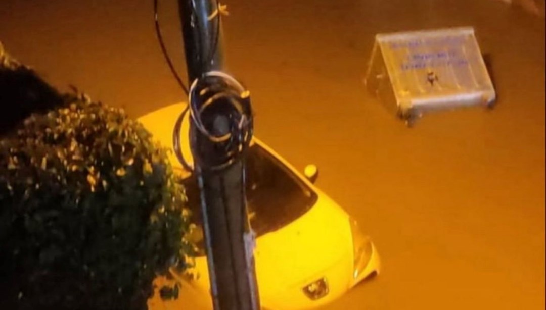 Balıkesir, İzmir ve Manisa’da su baskını: Caddeler su altında kaldı