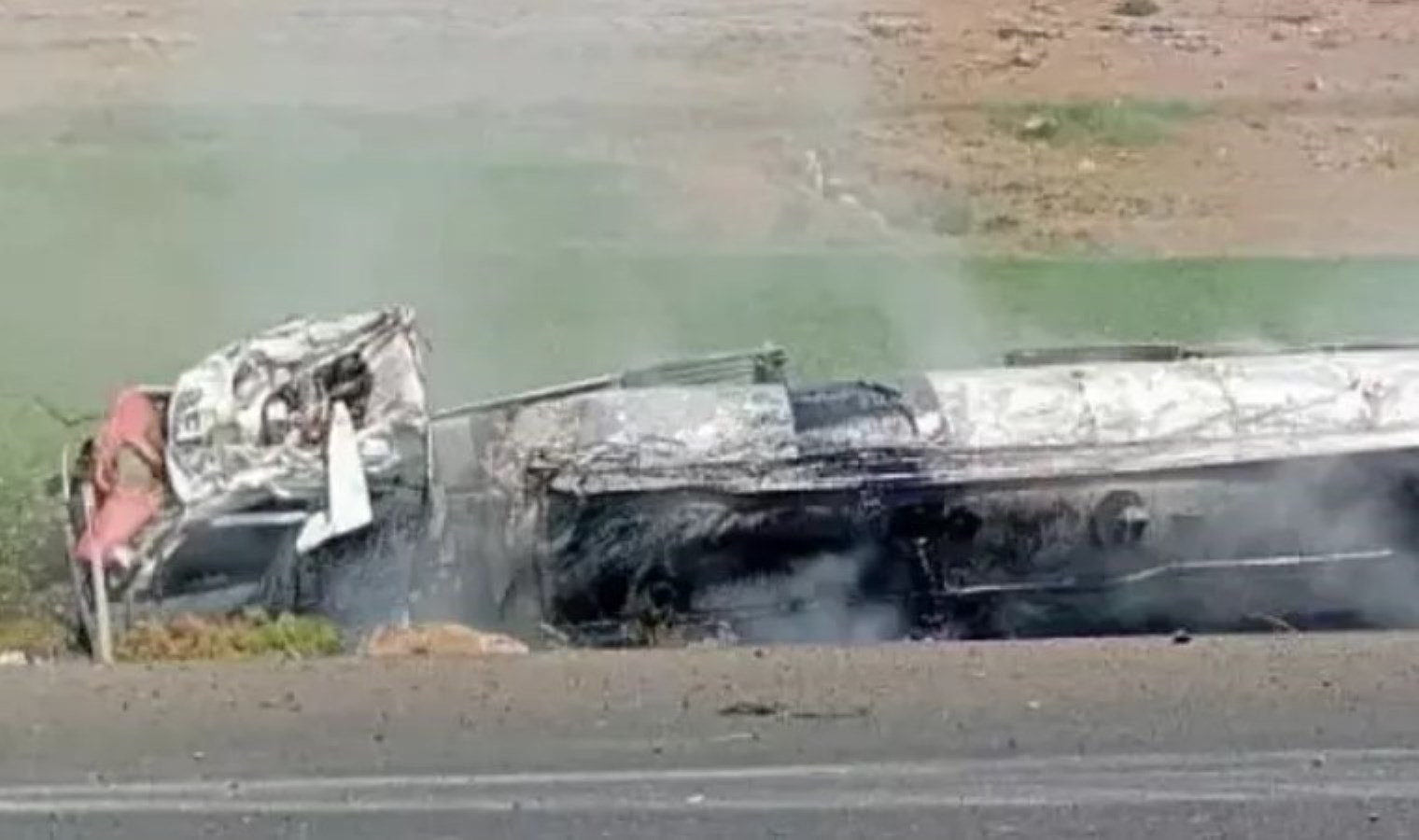 Şırnak'ta akaryakıt yüklü tanker hendeğe devrildi: 1 yaralı - Son Dakika Türkiye Haberleri