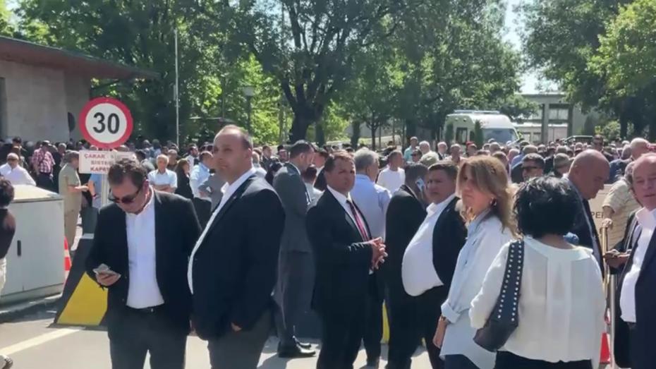 CHP'de salı gerilimi. Meclis önünde arbede
