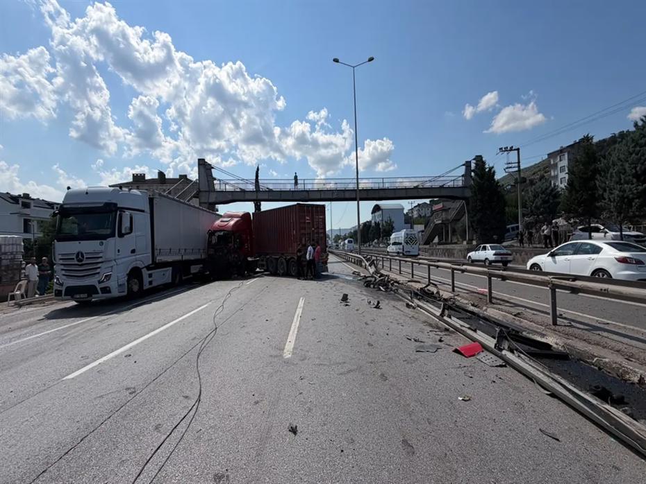 D-100'de TIR bariyerleri aşıp karşı şeride geçti; ulaşım 1,5 saat aksadı