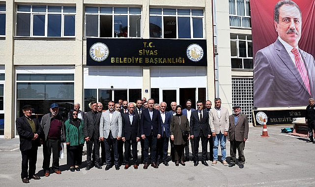 Sivas Belediyesi girişindeki tabela değiştirilerek TC - GÜNDEM ibaresi eklendi.