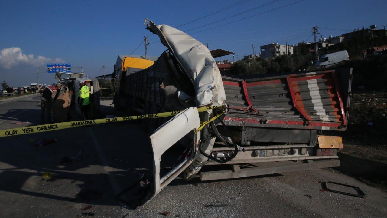 Hatay'daki yolcu servisi park edilmiş bir kamyona çarptı: 6 ölü, 8 yaralı